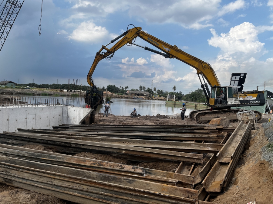 Đóng -  nhổ cừ Larsen :