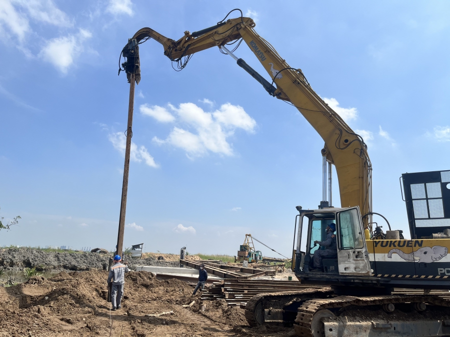 Đóng -  nhổ cừ Larsen :