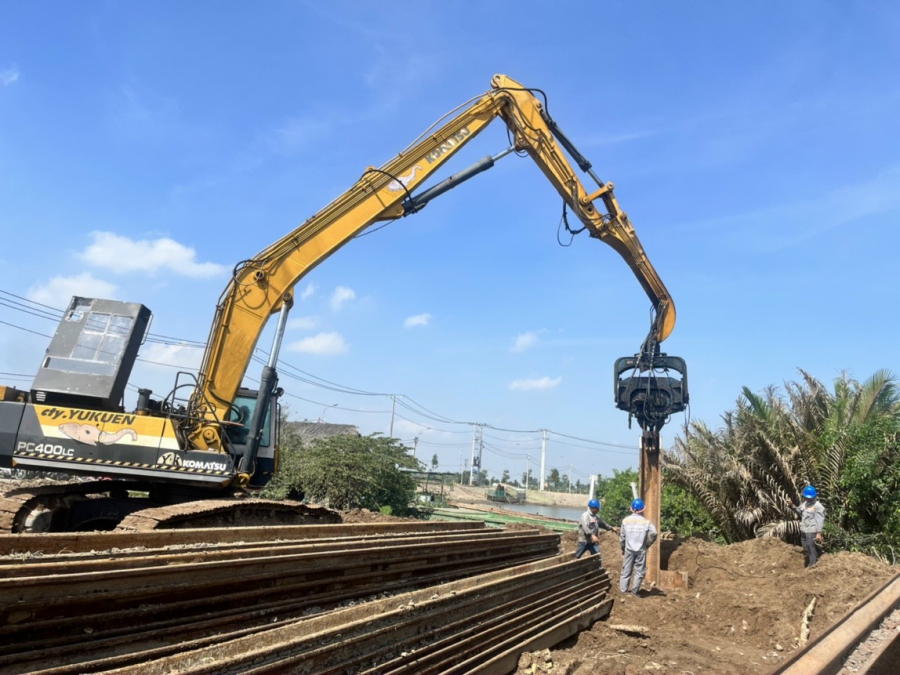 Đóng -  nhổ cừ Larsen :